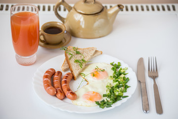 Fried eggs with sausages and bread