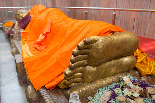 Reclining Buddha gold statue
