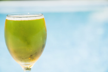 copa de cerveza junto a la piscina