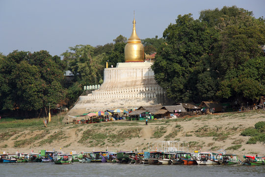 Pagode au bord de l'Irrawaddy &agrave; Pagan, Birmanie