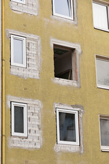 Fototapeta na wymiar Altbausanierung - Austausch der alten Fenster