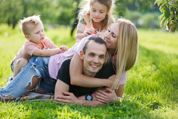 Fototapeta premium Family playing in the park