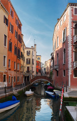 Obraz na płótnie Canvas traitional Venice houses and bridge over water of small cosy canal in old town, Italy