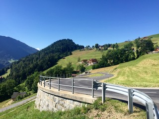 Fototapeta na wymiar La strada verso Leysin a Les Sepey - Svizzera