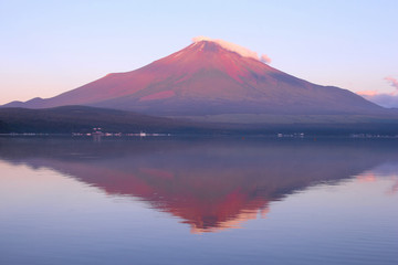 赤富士と山中湖