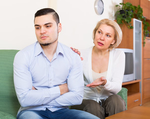 Obraz premium Conflict of aged woman and young guy