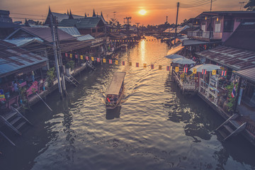 Fototapeta premium Floating market Amphawa evening at Samut Songkhram (Vintage fil