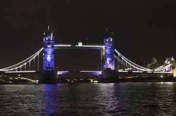 Obraz premium London Tower bridge at night by the river Thames, lighted in Blue