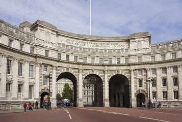Obraz premium LONDON, UNITED KINGDOM - SEPTEMBER 11 2015: View from the street of the Admiral Arch building in London