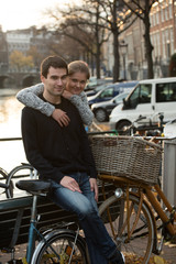 Obraz premium lovers in Amsterdam at sunset