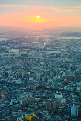 高層ビルから見る夕日