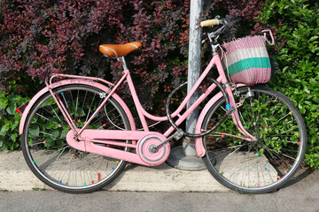 Fototapeta na wymiar Pink bicycle outdoors