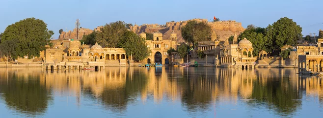 Foto op Plexiglas Gadi Sagar (Gadisar) Lake is een van de belangrijkste toeristische attracties in Jaisalmer, Rajasthan, India. Artistiek uitgehouwen tempels en heiligdommen rond het meer Gadisar Jaisalmer. © Mazur Travel