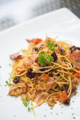 Spaghetti with dried chili and bacon