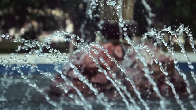 Фонтан  Каменный цветок в парке замедленной съемке крупным планом