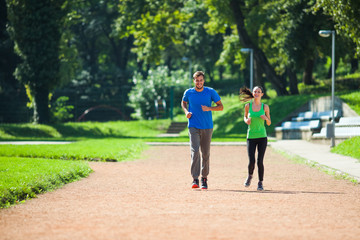 Obraz premium Young couple is jogging on sunny day.