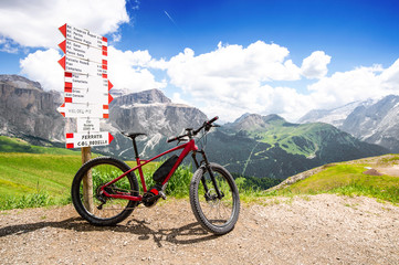 Sui sentieri delle dolomiti con la mountain bike elettrica