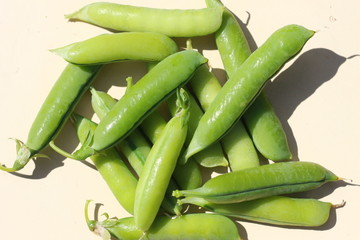Стручки гороха на белом фоне