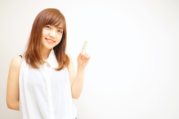 笑顔で指をさす若い女性 日本人 ポイント 指差し 女子 アピール...