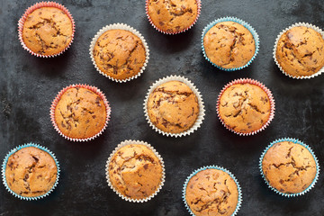 Muffins auf einem alten Backblech