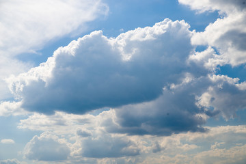 Fototapeta na wymiar Large clouds move across a blue sky in summer