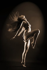 Fototapeta na wymiar woman modern dancer in ballroom