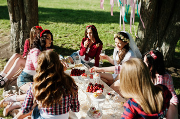 Obraz premium Girls drinking champagne at bachelorette party