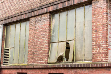 Fototapeta na wymiar Eingeschlagenes Fenster