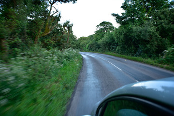 Obraz premium Strasse in Cornwall aus dem auto fotografiert