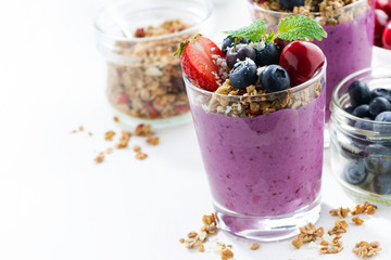 Blueberry dessert with fresh berries and granola 