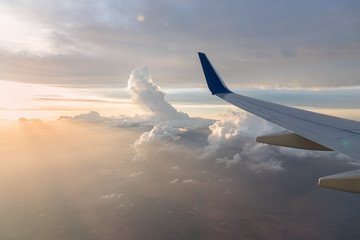 Obraz premium Wing aircraft at cloud sunset