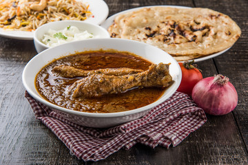 The most popular reddish chicken curry in the UK, india, pakistan, asia, chicken tikka masala, here served in bowl, accompanied by pilau rice and chapatis. © StockImageFactory