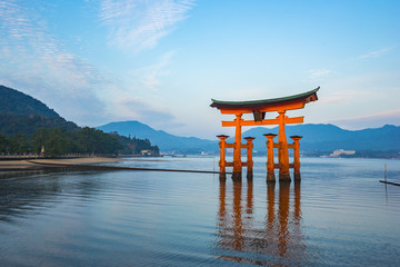 Fototapeta premium Pływająca brama Torii w Miyajima w Japonii