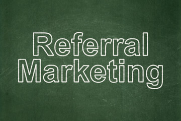 Obraz premium Marketing concept: Referral Marketing on chalkboard background
