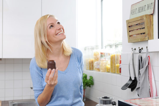 Frau mit Schoko oder Negerkuss