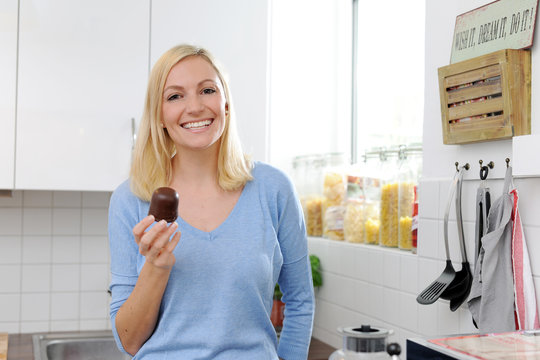 Frau mit Schoko oder Negerkuss