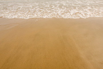 The waves beat on the beach
