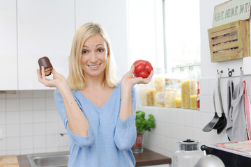 Frau muss zwischen gesund und lecker wählen