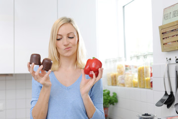 süß oder gesund? die qual der Wahl hat eine blonde  Frau 