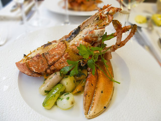 Gekochter Hummer auf Teller serviert