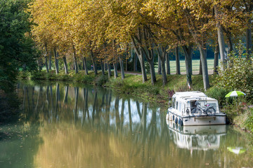 houseboat