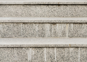 Pfusch am Bau – Außentreppe als Frontalaufnahme mit Auswaschungen eines ungeeigneten Klebers