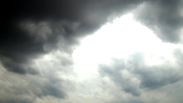 schwarze Wolken im Zeitraffer