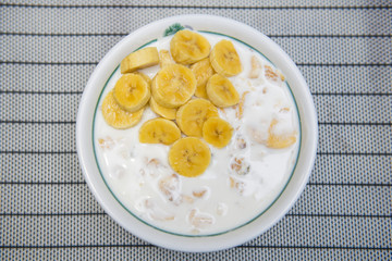 Oatmeal with yogurt and bananas for breakfast