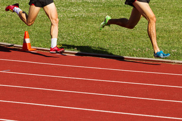 Athleten bei Laufwettkampf auf Laufbahn © TeamDF