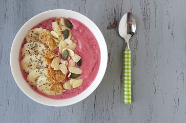 smoothie bowl wit banana,cereal,almond
