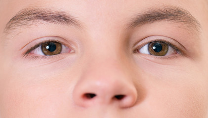 Fototapeta premium Chłopiec z brązowymi oczami