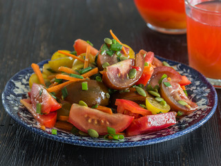 Salad with tomato, carrots, green onions