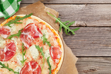 Pizza with prosciutto and mozzarella