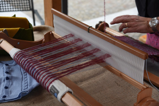 tessere la lana telaio lana maglioni sciarpe tappeto telaio sarta Stock  Photo | Adobe Stock